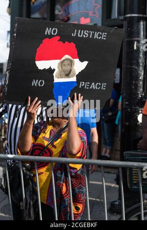 Chicago, États-Unis. 2 août 2018. Tard dans la journée, une manifestation contre la violence par armes à feu a lieu sur le terrain de Wrigley. Banque D'Images
