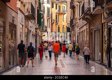 Rue Mazzini à Vérone pleine de personnes Banque D'Images