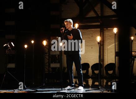 Hambourg, Allemagne. 10 septembre 2020. Tim Bendzko, chanteur, sera sur scène lors de la présentation du 11e Prix de la radio allemande. Credit: Christian Charisius/dpa/Alay Live News Banque D'Images