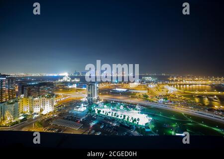 Vue aérienne nocturne de Doha Banque D'Images