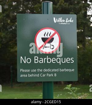 Pas de panneau Barbeques à Willen Lake, Milton Keynes. Banque D'Images