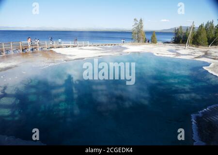 Black Pool, bassin West Thumb Geyser, parc national de Yellowstone, Wyoming Banque D'Images