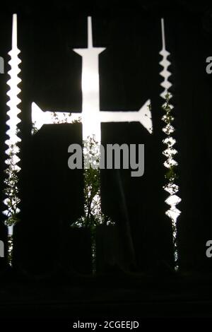 Motif croix découpé sur une porte en bois faite à la main en Roumanie Banque D'Images