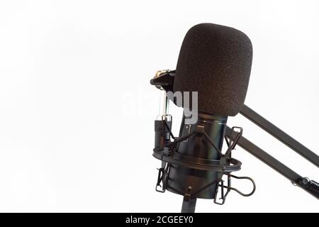 Microphone fixé au bras métallique sur fond blanc. Copier l'espace. Banque D'Images