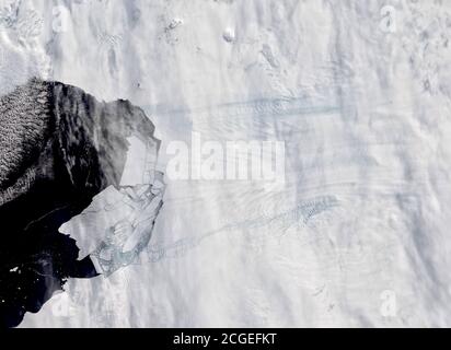 Le glacier Pine Island de l’Antarctique fraye de nouveaux icebergs en février 2020. L éimage montre le glacier et de nombreux icebergs se détachant du glacier et f Banque D'Images