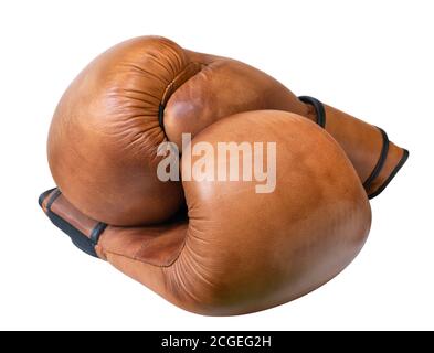 Paire de gants de boxe en cuir marron isolés sur du blanc Banque D'Images