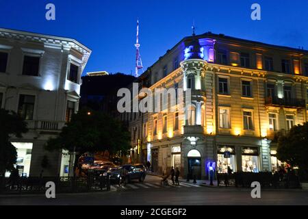 Tbilissi au crépuscule : avenue Shota Rustaveli avec le mont Mtatsminda et la tour de télévision à l'arrière. République de Géorgie Banque D'Images