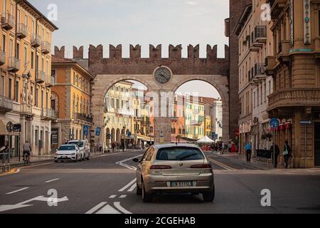 Portoni della Bra vue avec la vie de la ville à Vérone dans Italie 3 Banque D'Images