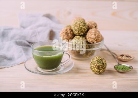 Matcha vert thé date fruits granola boules d'énergie Banque D'Images