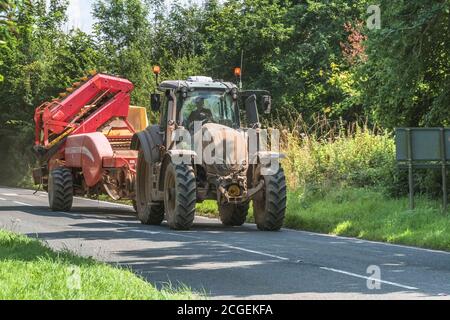 Récolteuse de pommes de terre Grimme repliée et rangée sur route entre les différents emplacements de champ. Pour les producteurs de pommes de terre du Royaume-Uni, la production de pommes de terre, les machines agricoles. Banque D'Images