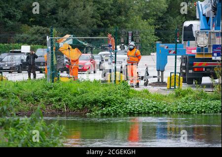 Denham, Buckinghamshire, Royaume-Uni. 8 septembre 2020. Le personnel de HS2 de l'autre côté de l'eau depuis le camp. Une nouvelle injuction interdisant aux militants écologistes et aux protecteurs d'arbres de la terre dans le parc national de Denham a été accordée à HS2. L'équipe nationale d'expulsion et les officiers de police de liaison se trouvaient aujourd'hui sur le site de HS2, à côté du camp de protection de HS2 Denham, alors qu'une jeune femme protège-arbres a escaladé l'un des nombreux arbres à abattre par HS2. La très controversée liaison ferroviaire à grande vitesse HS2 est réglée pour endommager ou détruire 108 anciennes terres boisées. Crédit : Maureen McLean/Alay Banque D'Images