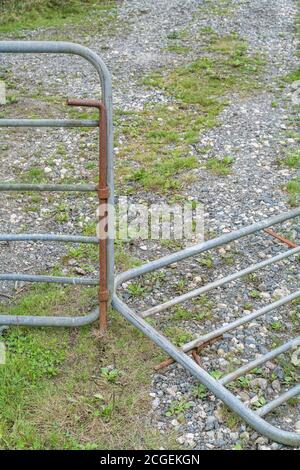 Porte de ferme en acier galvanisé. Pour la baisse des bénéfices au Royaume-Uni, l'effondrement des revenus agricoles, la baisse des revenus des agriculteurs, le prix des matières premières chute. Banque D'Images