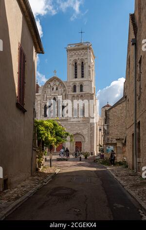 Façade de l'abbaye de Vézelay après sa récente restauration. L'église située dans le nord de la Bourgogne a été ajoutée à la liste des sites du patrimoine mondial de l'UNESCO. Banque D'Images