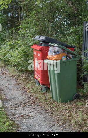 BIFFA poubelle à roulettes et poubelle verte hors du pays de résidence et en attente de collecte. Pour les déchets domestiques, la collecte des déchets ruraux, pile de déchets. Banque D'Images