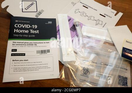 Un kit de test à domicile Covid-19 photographié dans une maison de West Sussex, Royaume-Uni. Banque D'Images