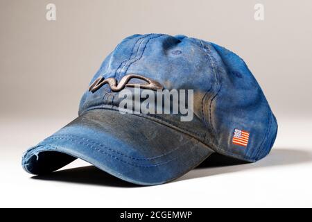 La vie en studio de vieux chapeau de base-ball usé et sale Banque D'Images