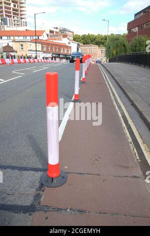 Septembre 2020 - ligne de poste de circulation séparant la voie du cycle dans le centre de Bristol. Banque D'Images