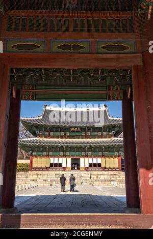 Le Geunjeong-jeon ou la salle du trône, vue depuis la troisième porte intérieure appelée le Geunjeongmun au Palais Gyeongbokgung de Séoul, en Corée du Sud. Le palais Gyeongbokgung était le principal palais royal des empereurs de la dynastie Joseon. Banque D'Images