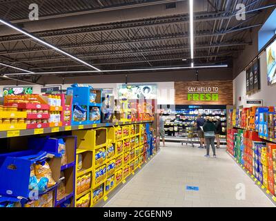 Orlando, FL/USA-5/16/20: Une exposition d'une variété de chips et de biscuits dans une épicerie Aldi attendant que les clients achètent. Banque D'Images