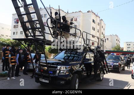 (200910) -- TEMARA (MAROC), 10 septembre 2020 (Xinhua) -- des membres des forces de sécurité marocaines sont vus lors d'une opération antiterroriste à Temara (Maroc), le 10 septembre 2020. Les services de sécurité marocains ont attaqué jeudi une cellule liée au groupe militant de l'État islamique (EI) et arrêté cinq de ses membres. (Xinhua) Banque D'Images