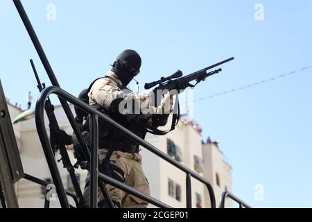 (200910) -- TEMARA (MAROC), 10 septembre 2020 (Xinhua) -- UN agent de sécurité marocain est vu lors d'une opération antiterroriste à Temara (Maroc), le 10 septembre 2020. Les services de sécurité marocains ont attaqué jeudi une cellule liée au groupe militant de l'État islamique (EI) et arrêté cinq de ses membres. (Xinhua) Banque D'Images