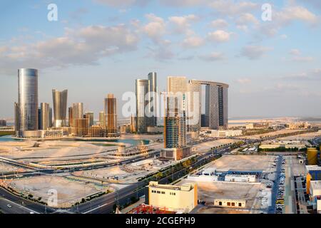 Vue sur les tours et les bâtiments en construction sur l'île Al Reem, Abu Dhabi, Émirats arabes Unis, novembre 2019. Banque D'Images