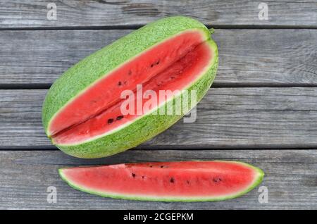 Tranche de pastèque mûre douce sur un fond rustique. Gros plan, vue de dessus Banque D'Images