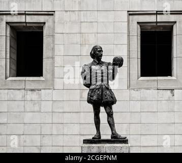 La Havane, Cuba, juillet 2019, statue de William Shakespeare dans la rue Mercaderes Banque D'Images