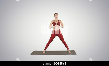 Young woman practicing yoga, finitions faisant Utthita parsvakonasana exercice sur background. Banque D'Images