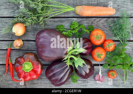 Légumes d'été frais sur un fond rustique ancien. Gros plan, vue de dessus Banque D'Images