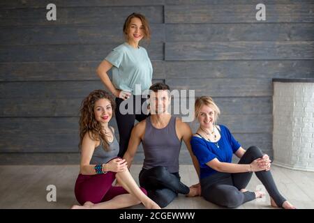 Portrait de femmes avec tapis de yoga sur fond gris studio. Banque D'Images