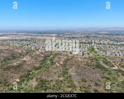 Vue aérienne de Los Penasquitos Canyon Preserve avec Torrey Santa Fe quartier central avec villas résidentielles dans le comté de San Diego, Californie, Etats-Unis. Banque D'Images