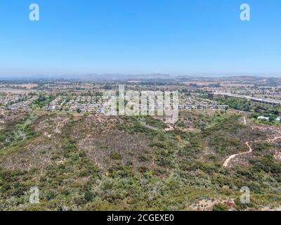 Vue aérienne de Los Penasquitos Canyon Preserve avec Torrey Santa Fe quartier central avec villas résidentielles dans le comté de San Diego, Californie, Etats-Unis. Banque D'Images