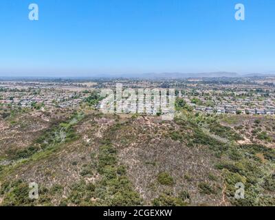 Vue aérienne de Los Penasquitos Canyon Preserve avec Torrey Santa Fe quartier central avec villas résidentielles dans le comté de San Diego, Californie, Etats-Unis. Banque D'Images