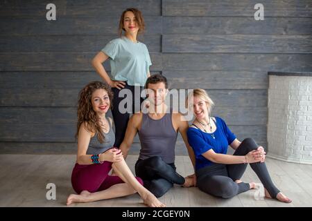 Portrait de femmes avec tapis de yoga sur fond gris studio. Banque D'Images