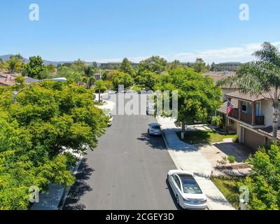 Rue de quartier de subdivision de classe moyenne avec villas résidentielles dans le comté de San Diego, Californie, États-Unis. 1er août 2020 Banque D'Images