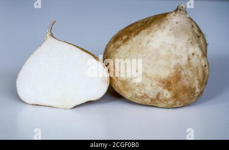 Jicama ou Pachyrhizus erosus sur fond blanc. Banque D'Images