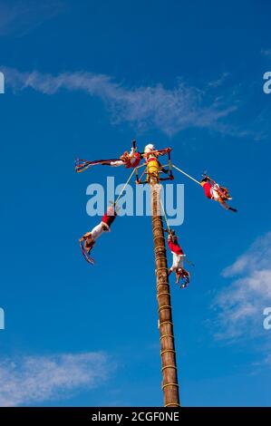 La performance des hommes volants de Papantla, une ancienne cérémonie maya pour demander une bonne récolte et pour la fertilité, a joué au parc à thème écologique Xcaret sur Banque D'Images