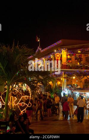 Scène de rue de la 5e Avenue la nuit avec la la Restaurant mexicain Parrilla à Playa del Carmen sur la Riviera Maya près de Cancun dans l'état de Quinta Banque D'Images