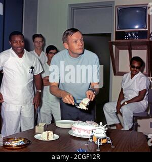 S69-40958 (5 août 1969) --- L'astronaute Neil A. Armstrong, commandant de l'historique mission Apollo 11 lunar landing, et le premier homme à poser le pied sur la Lune, coupe son gâteau d'anniversaire qu'il a fêté son 39e anniversaire. Banque D'Images