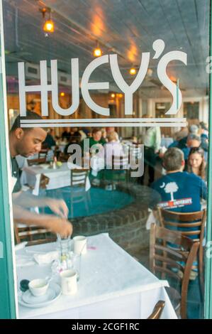 Une fenêtre au café et restaurant Huey's sur la rivière à Savannah, Géorgie, États-Unis. Banque D'Images