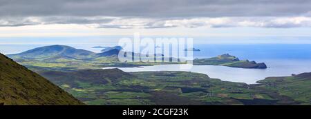 Vue panoramique sur le port de Smerwick, Sybil Head et les îles Blasket depuis les pentes du mont Brandon, sur la péninsule de Dingle, dans le comté de Kerry, en Irlande Banque D'Images