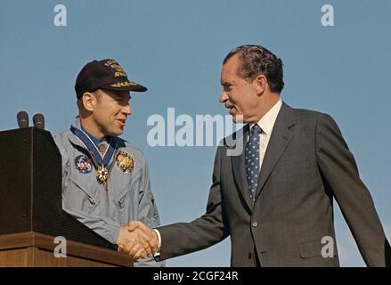 (18 avril 1970) --- Le président Richard M. Nixon et l'astronaute James A. Lovell Jr., commandant d'Apollo 13, serrer la main lors de cérémonies spéciales à Hickam Air Force Base, Texas. Banque D'Images