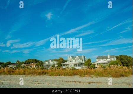 Maisons le long d'une plage sur l'île d'Edisto en Caroline du Sud, États-Unis. Banque D'Images