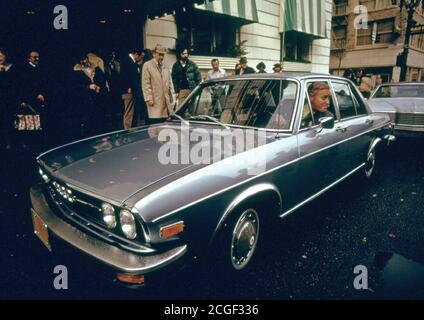 1974 - Oregon gouverneur Tom Mccall prend livraison d'une voiture plus petite avec une meilleure essence comme son auto officiel...01/1974 Banque D'Images