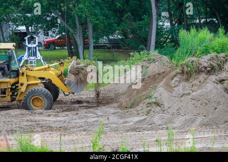 Travaux d'aménagement paysager sur le bulldozer déplace le sol excavation construction de terrain terrassement Banque D'Images