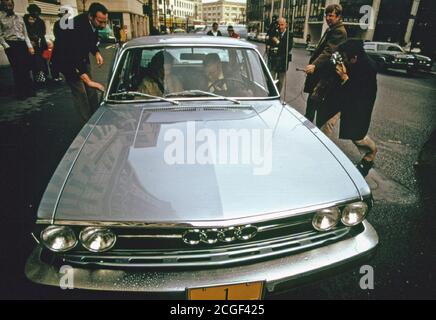 1974 - Oregon gouverneur Tom Mccall prend livraison d'une voiture plus petite avec une meilleure essence comme son auto officielle et la presse couvre l'événement à Portland. Le remplacement de l'automobile une Lincoln. Mme Mccall est indiqué sur le côté passager du 01/1974 Banque D'Images