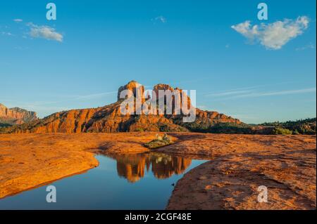 Cathedral Rock se reflète dans la flaque de l'eau près de Sedona, Arizona, États-Unis. Banque D'Images