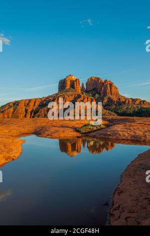 Cathedral Rock se reflète dans la flaque de l'eau près de Sedona, Arizona, États-Unis. Banque D'Images