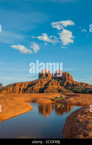 Cathedral Rock se reflète dans la flaque de l'eau près de Sedona, Arizona, États-Unis. Banque D'Images